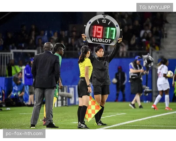 足球规则中合法冲撞的判罚标准与裁判判定逻辑解析
